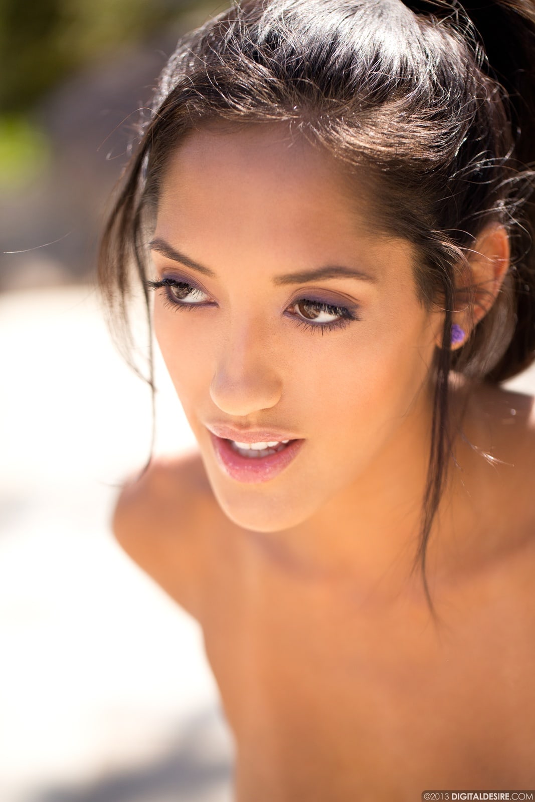 Chloe Amour spreads out outside