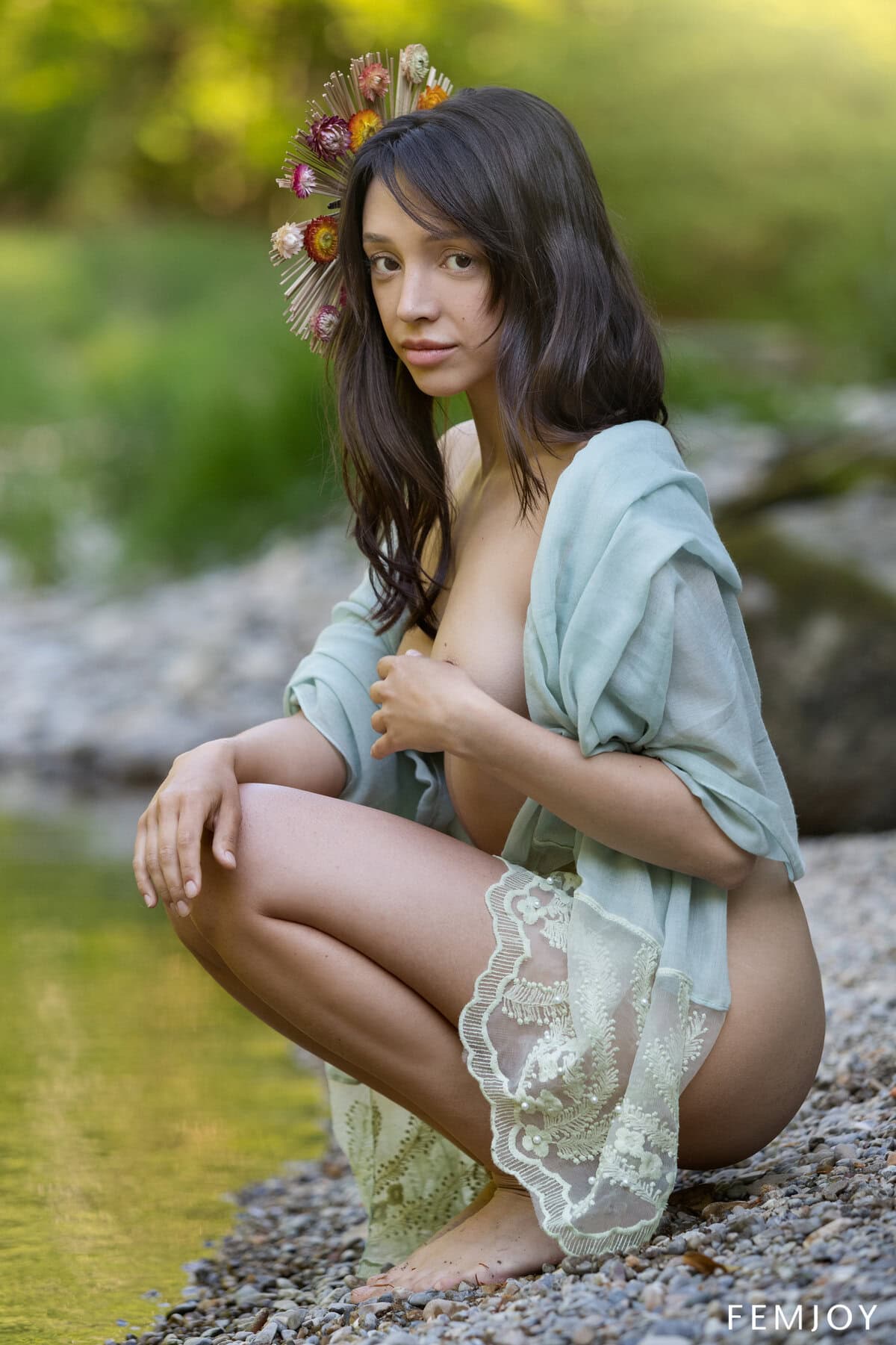 Olivia Linz poses naked by the lake, displaying her sexy booty and natural curves