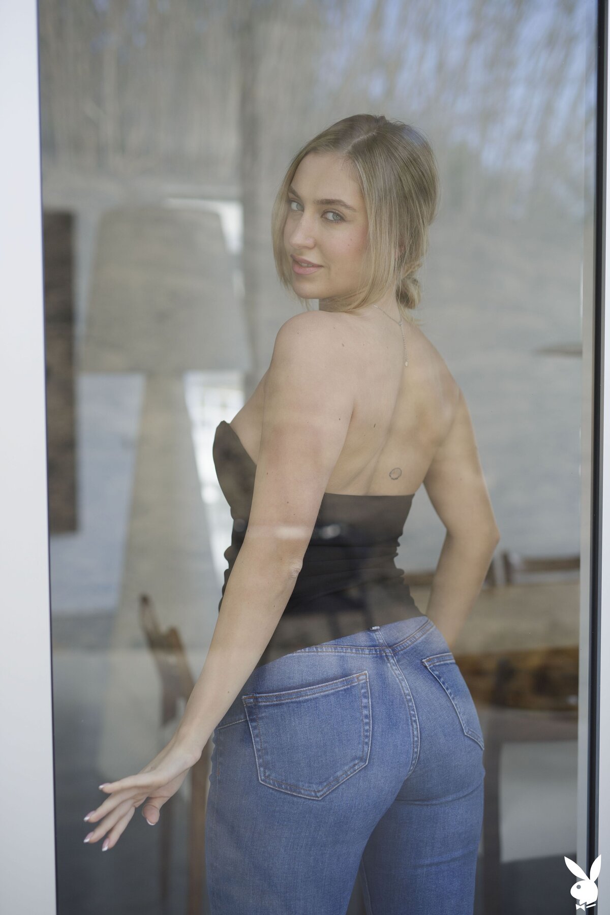 Weronika Wabia flaunts her picture-perfect figure outdoors in stockings and heels