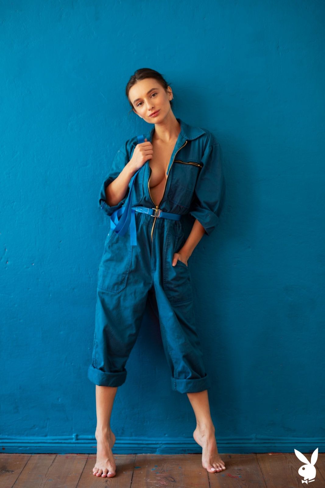 Gloria Sol poses nude without her working overalls