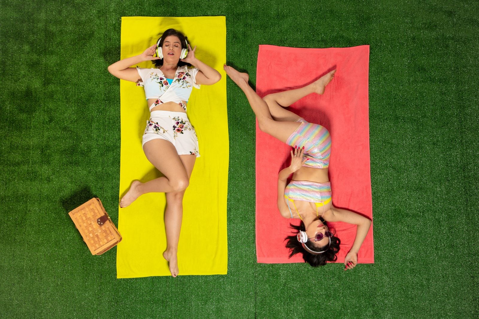 Darcie Dolce and LaSirena69 play together on a picnic day