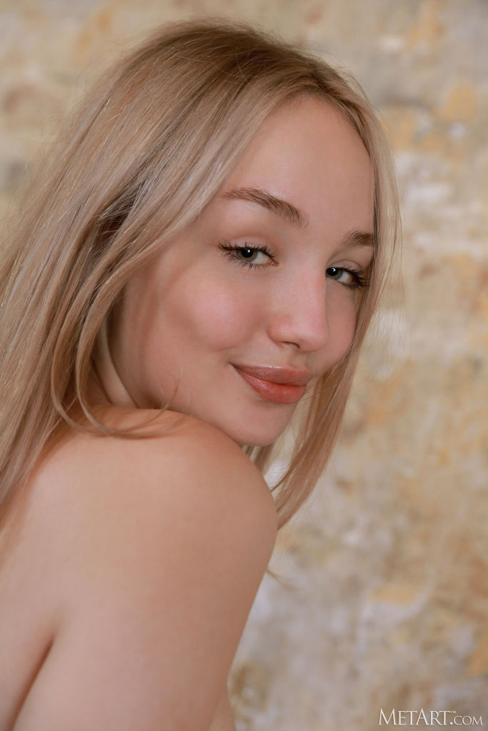 Daria Sento Peels Off Her Tight Top To Reveal Her Beautiful Breasts