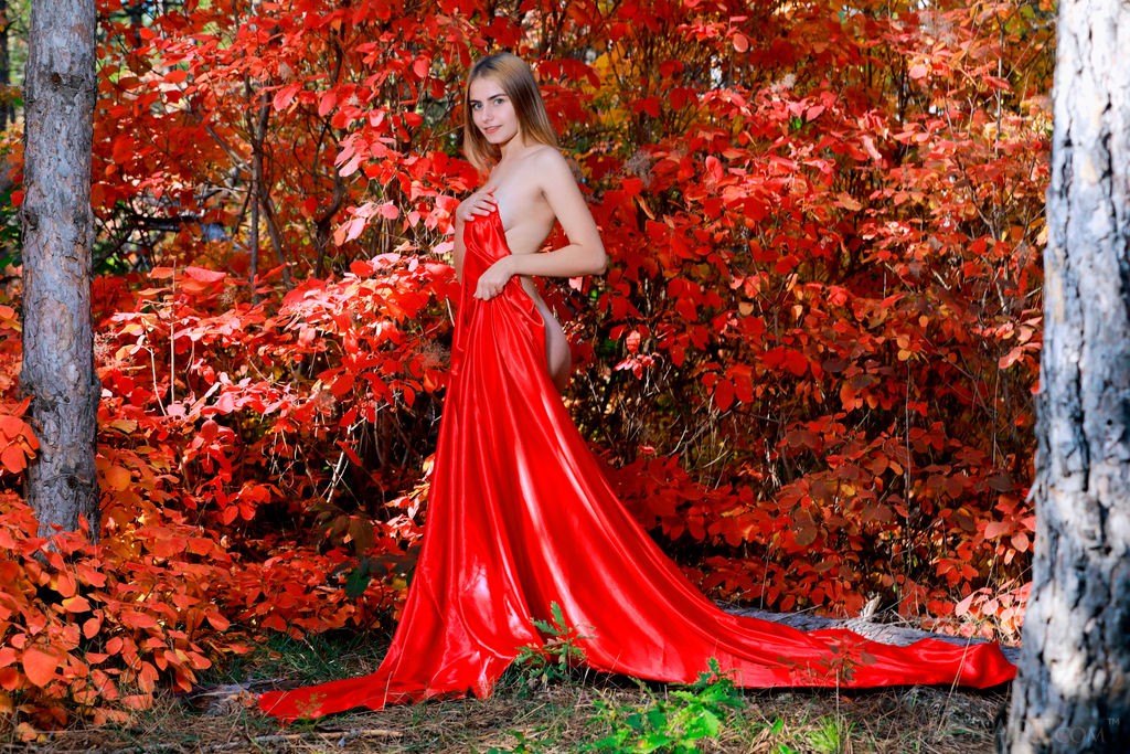 Dakota Pink - Fall beauty and shaved pussy playing in the leaves