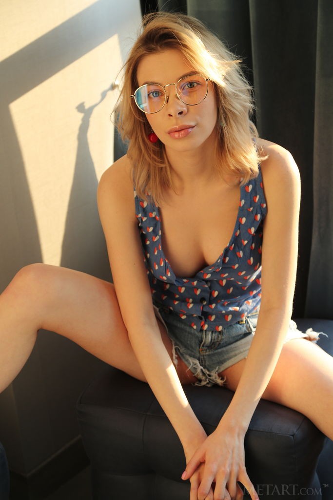 Eva Tali - Babe bends down to show the beauty of her holes