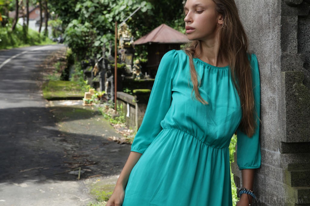 Elin - Innocent teen shows off in a tropical paradise