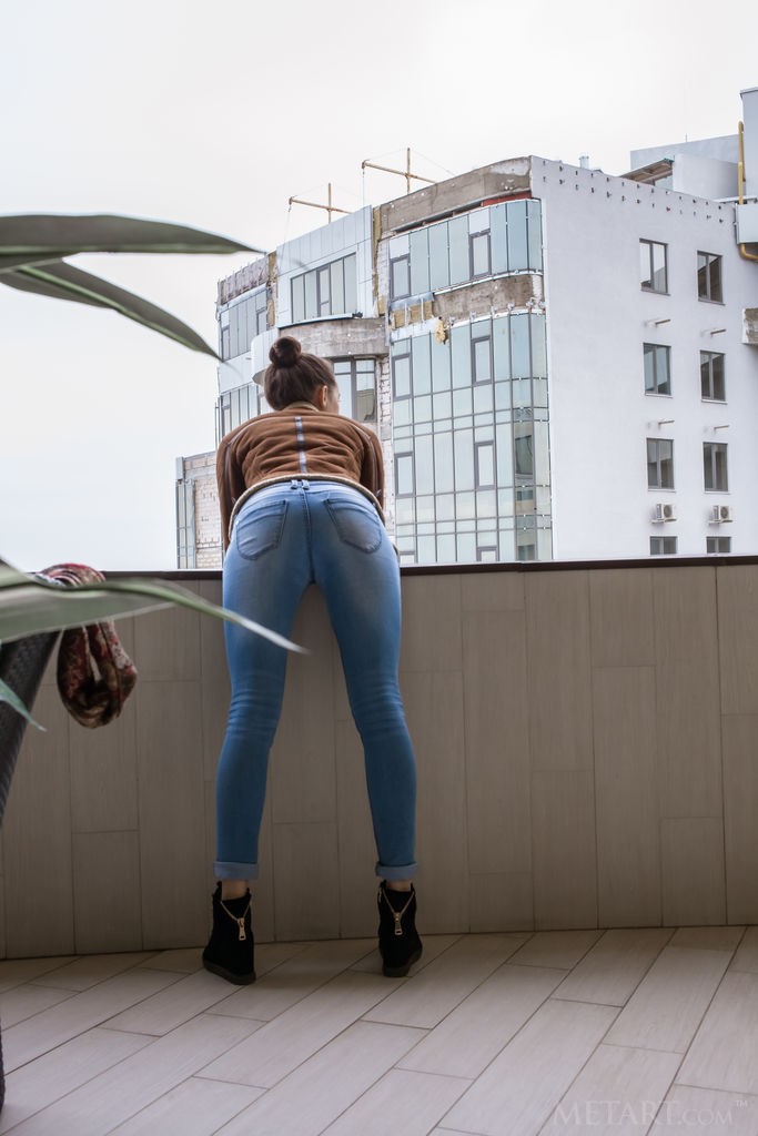 Solange - Slutty teen with an amazing ass gets naked