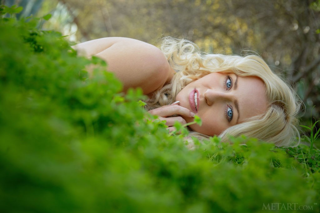 Janelle B - Hottie gets fascinating orgasm on green grass