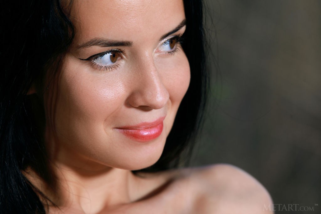 Lola Marron - Black haired beauty outdoors striping and posing naked