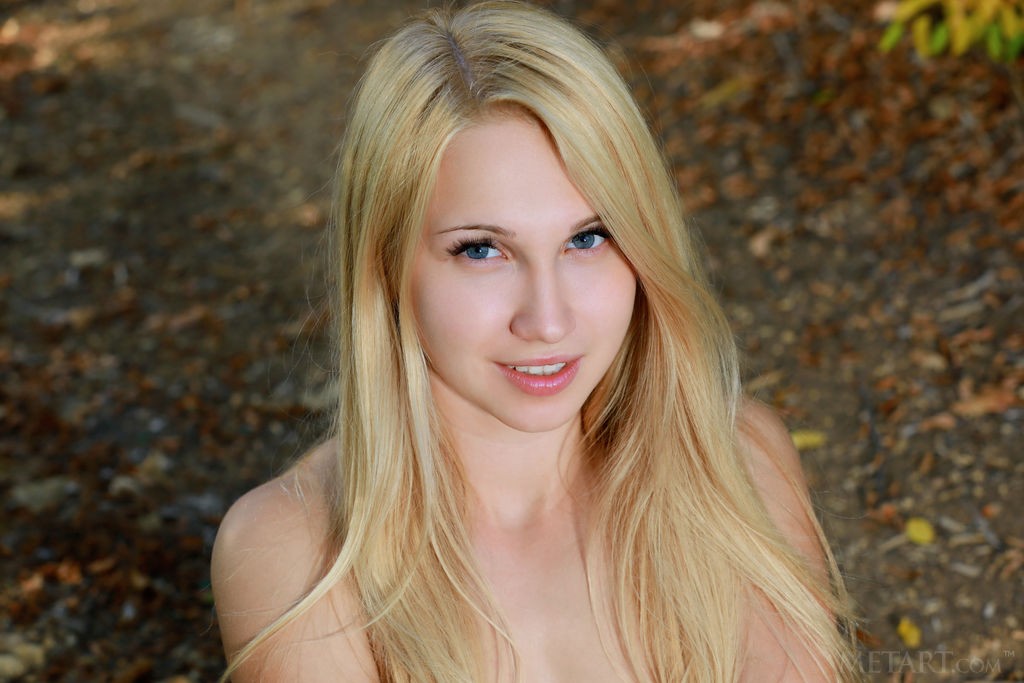 Kendell - Nice outdoor photo shoot with a lovely teen blonde girl