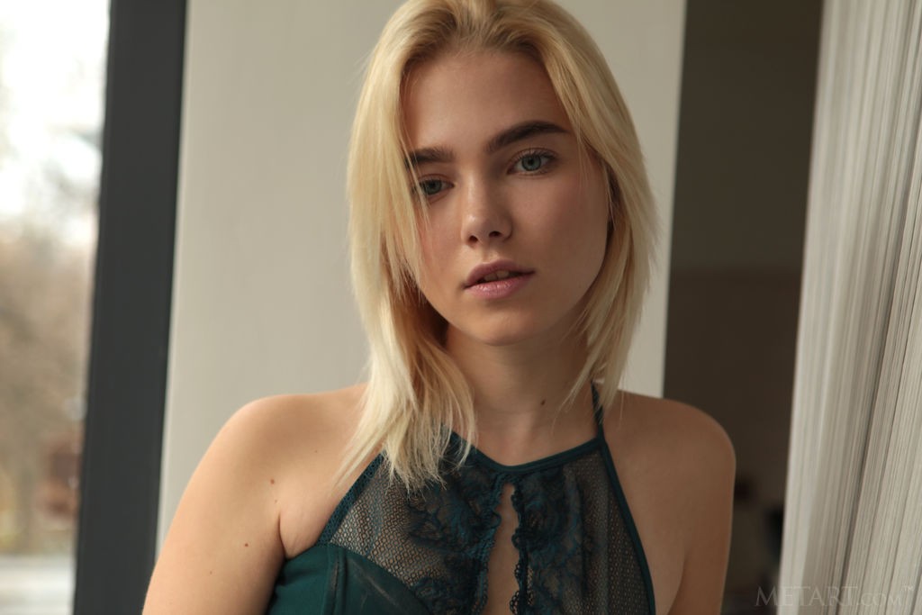 Scarlet - Her blue eyes and gorgeous natural tits will seduce you