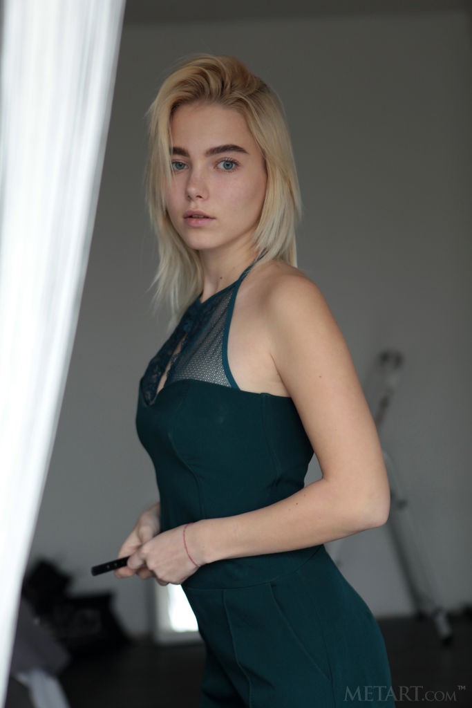 Scarlet - Her blue eyes and gorgeous natural tits will seduce you