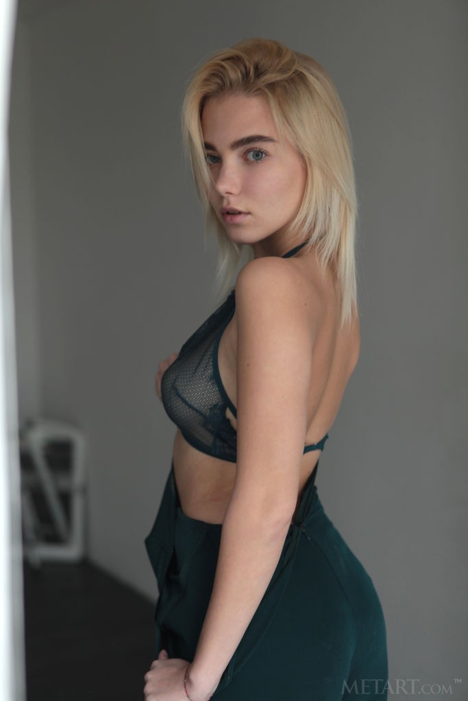 Scarlet - Her blue eyes and gorgeous natural tits will seduce you