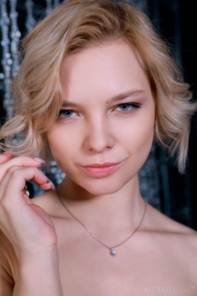 Hilary Wind - Elegant and glamorous short haired blonde MILF model