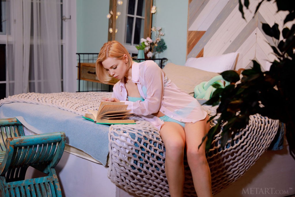 Hilary Wind - Housewife gets turn on by the book she is reading