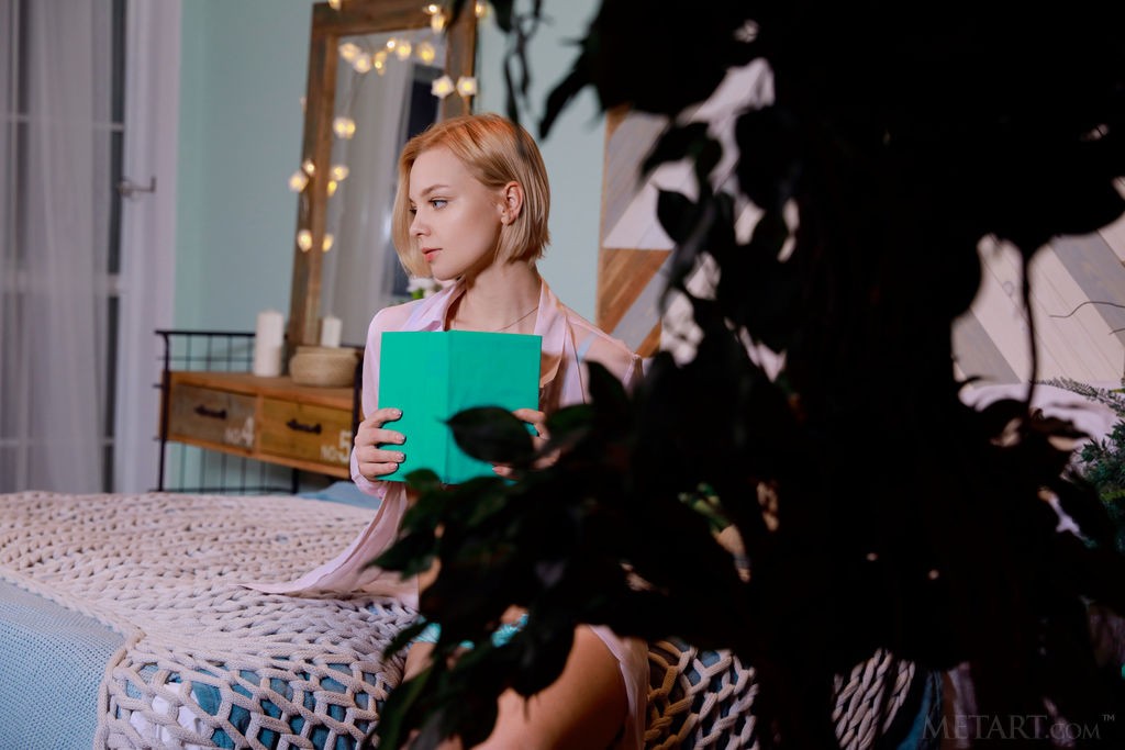 Hilary Wind - Housewife gets turn on by the book she is reading