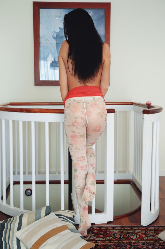 Sultana - Cozy homemade photo shoot with a dark haired naked teen