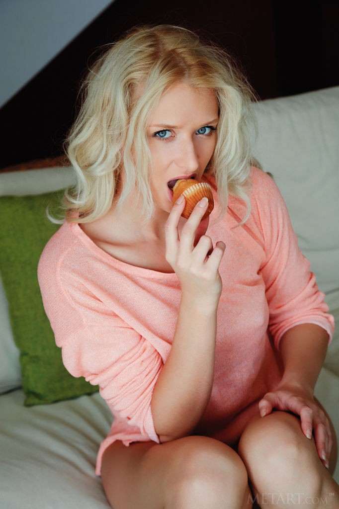 Nika N - Eating some fruit while spreading her sweet pussy