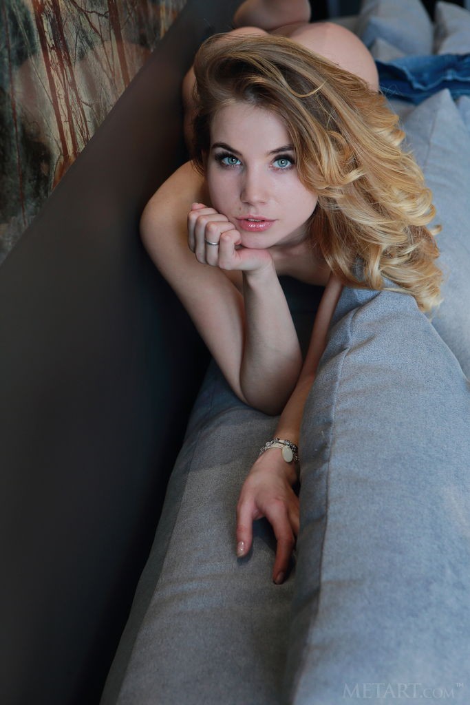 Lola Krit - Naughty hottie takes her panties off with her teeth