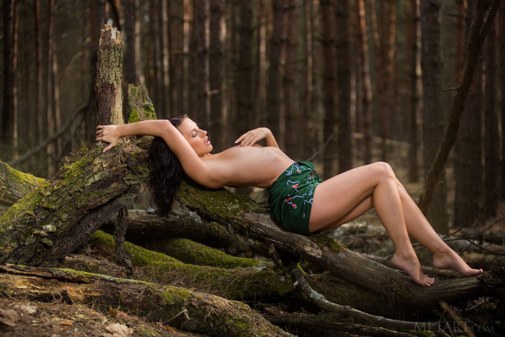 Jasmine Jazz - Photographer gets naked in nature and takes pictures