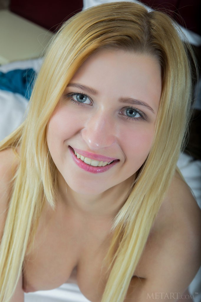 Lisa Dawn - Sliding off her sweater and panties, she's naked in bed