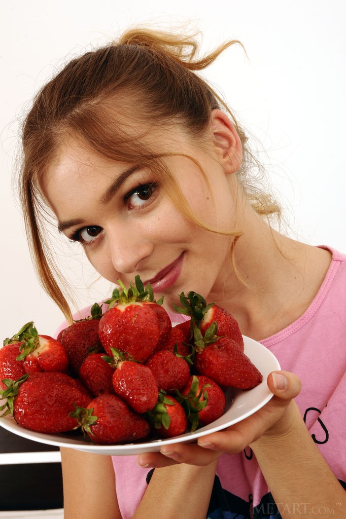 Kaleesy - Teasing her wet, shaved pussy with some fresh strawberries