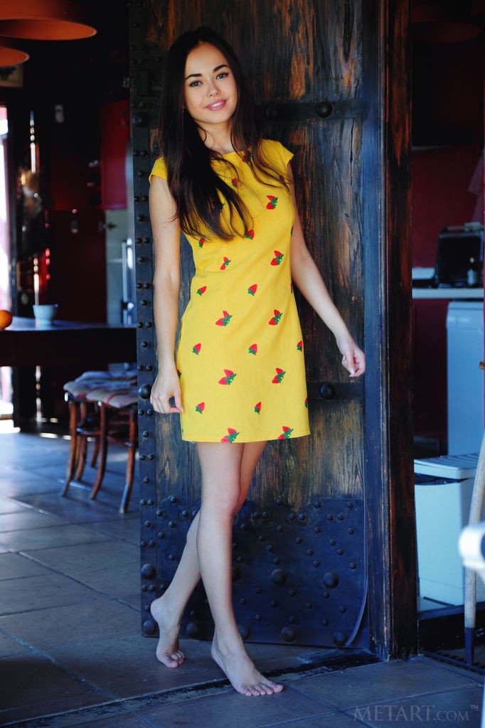 Li Moon - Stepping out of her dress, this exotic babe looks amazing