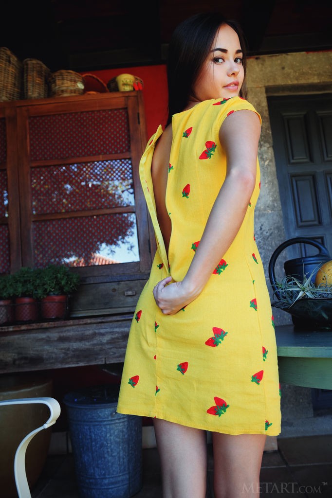 Li Moon - Stepping out of her dress, this exotic babe looks amazing
