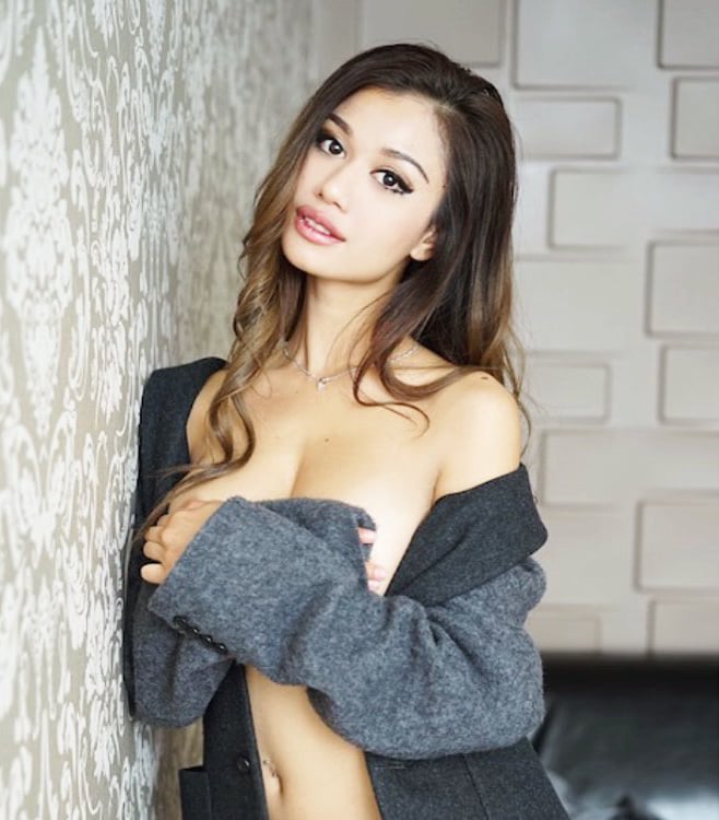 You will love these pictures of Asian beauty Ellie Lou