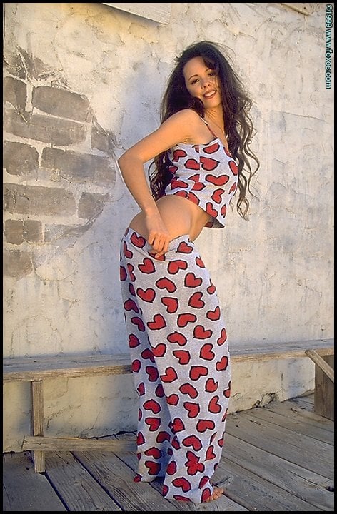 Lorissa McComas shows off her beautiful juicy ass