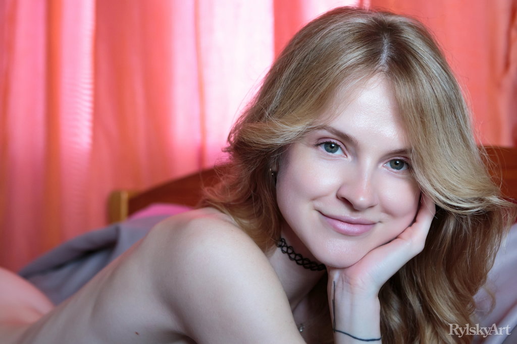 Alice May Sexy Teen Girl Shows Her Shaved Pussy - Rylsky Art