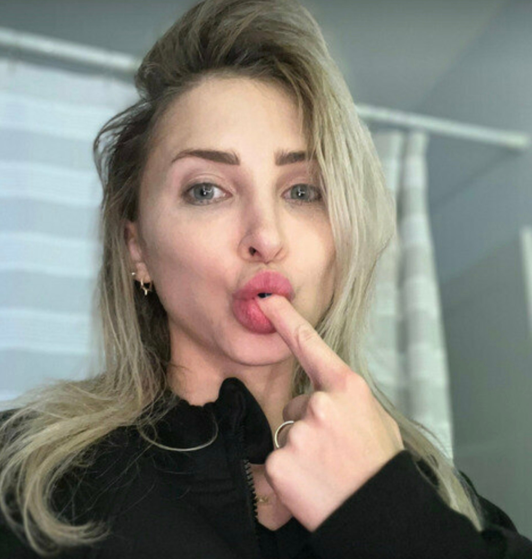 Alix Lynx teases fans by showcasing curvacious figure and big boobs