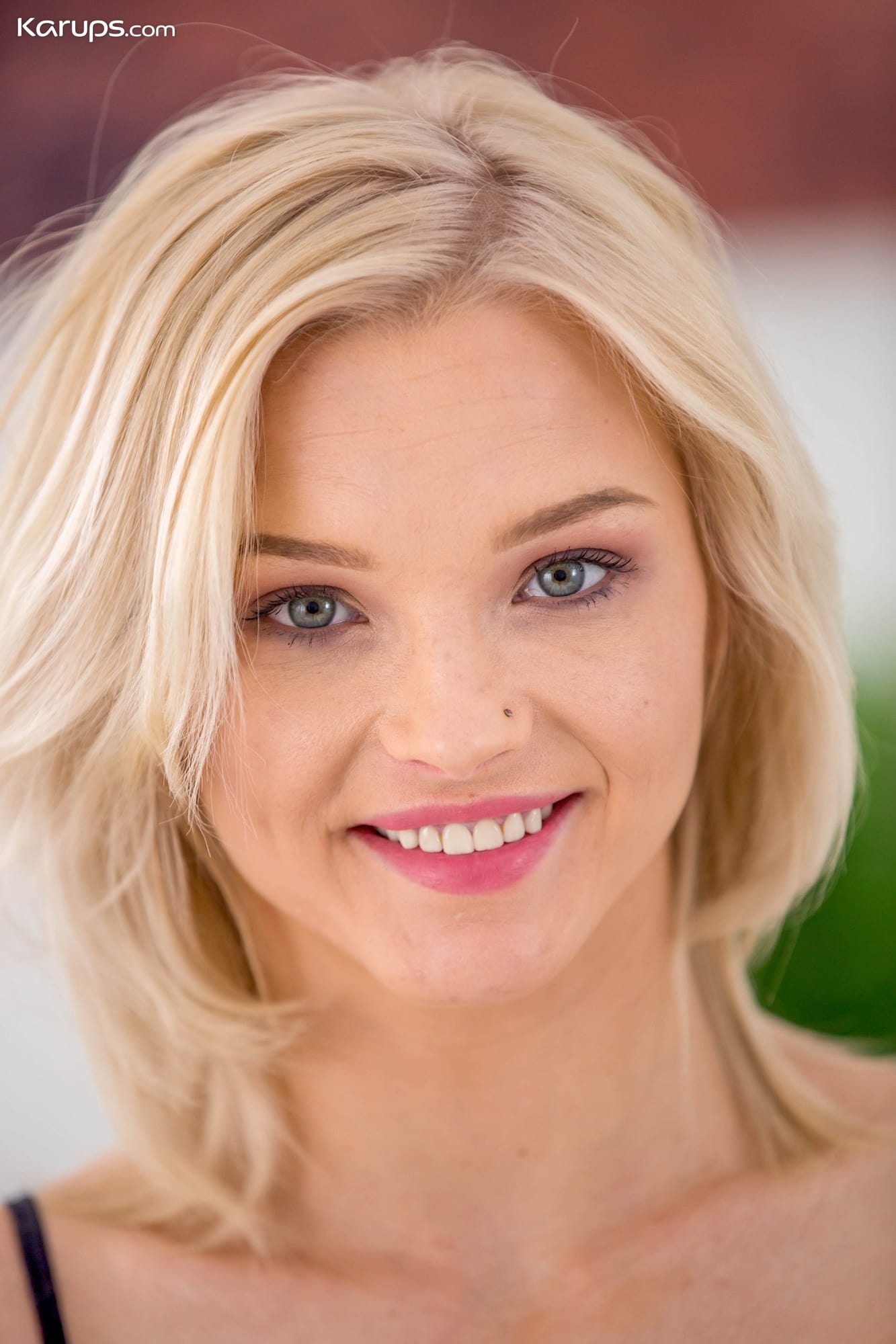 Smooth blonde bombshell Zazie Skym flaunts it